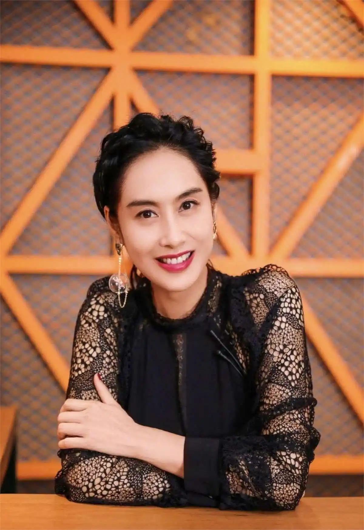 小骨架女明星_小个子美女惊艳合照_身材娇小气质出众女明星